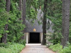 Lesní kaple na hřbitově Skogskyrkogarden, jih Stockholmu ve Švédsku.  - Cestovinky.cz