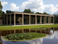 Krematorium a jezírko na hřbitově Skogskyrkogarden, jih Stockholmu ve Švédsku.  - Cestovinky.cz