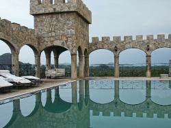 Bazén a věž na hradě Kajuru poblíž města Kaduna v Nigérii - Cestovinky.cz
