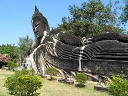 Ležící Buddha v Xieng Khuan v Laosu - Cestovinky.cz