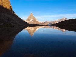 Jezero Riffelsee poblíž hory Matterhorn ve Švýcarsku - Cestovinky.cz