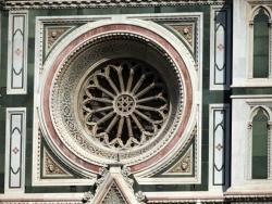 Detail okna ve florentské katedrále Santa Maria del Fiore - Cestovinky.cz