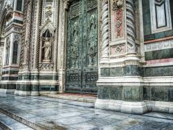 Vstupní dveře do florentského dómu Santa Maria del Fiore. - Cestovinky.cz