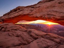 Mesa arch je součástí národního parku Canyonlands - Cestovinky.cz
